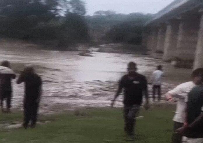 गणेश विसर्जन करने गए तीन युवक के डूबने के बाद क्वारी नदी पर जुटी भीड़
