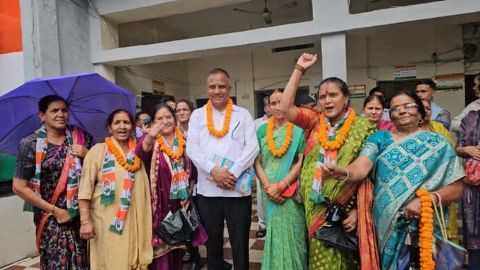 गोदियाल के कांग्रेस में शामिल हुए लोग।