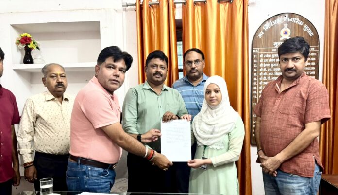 नागरिक सुरक्षा कार्यालय में साजिया को सम्मानित करते नागरिक सुरक्षा के अधिकारी कर्मचारी और वार्डन