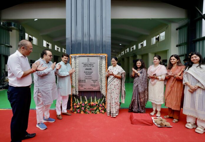 दिल्ली की मुख्यमंत्री रेखा गुप्ता ने शनिवार को बुराड़ी में स्वचालित प्रशिक्षण केंद्र का उद्घाटन करते हुए
