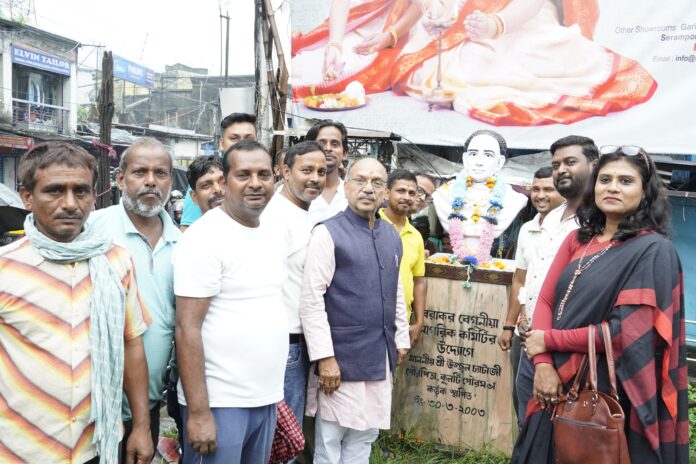 विद्यासागर के प्रतिमा पर श्रद्धांजलि अर्पित करते डॉक्टर अजय पोद्दार
