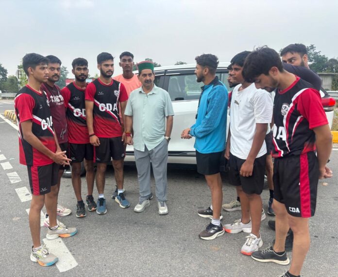 खिलाड़ियों से मिलते हुए उपमुख्य सचेतक।