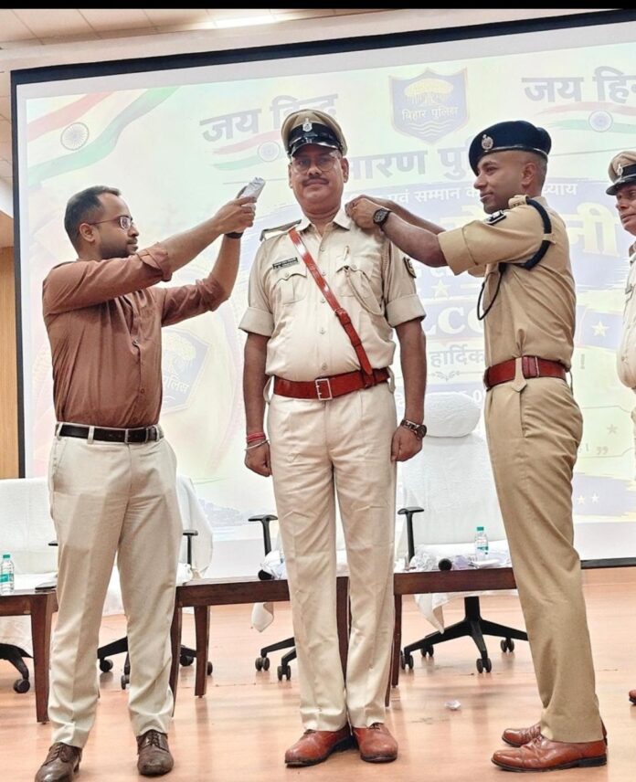 छपरा में 124 पुलिस कर्मियों को मिली पदोन्नति, पिपिंग सेरेमनी में लगाए गए नई रैंक के बैच