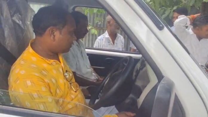 एंबुलेंस चलाकर नई सेवा का उद्घाटन करते विधायक दुर्गा मुर्मू
