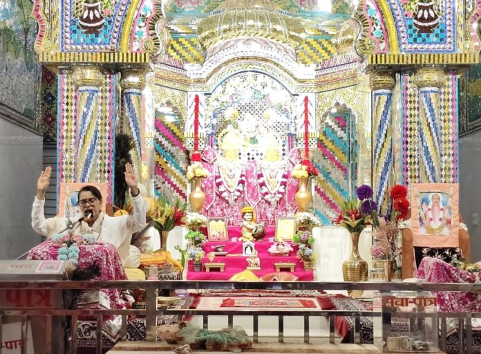कथा सुनाती कथावाचक साध्वी गोपिका जी