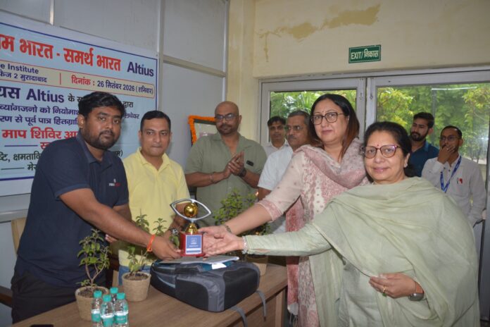 सक्षम संस्था मेरठ प्रांत एवं सीएल गुप्ता नेत्र संस्थान द्वारा आयोजित कैंप में अतिथियों का स्वागत करतीं शिखा गुप्ता व डॉ आशी।