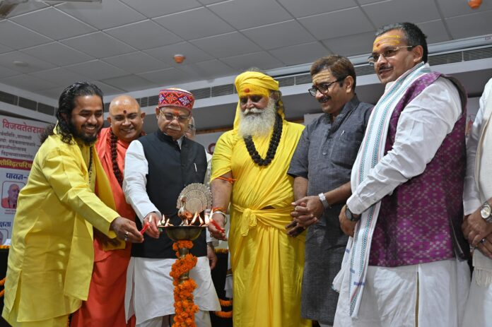 कार्यक्रम में राज्यपाल शिव प्रताप शुक्ल और बीएचयू कुलपति