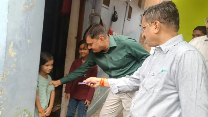 बारिश के बीच नाला सफाई व जलनिकासी व्यवस्था का निरीक्षण करते मंडलायुक्त इंद्र विक्रम सिंह, साथ में महापौर डॉ. मंगलेंश श्रीवास्तव व अन्य अधिकारी