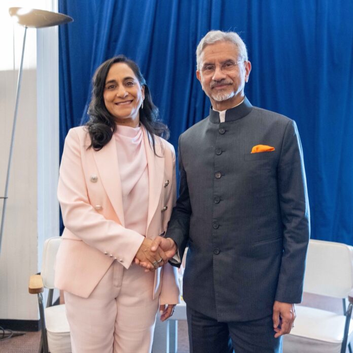 कनाडा की विदेशमंत्री अनीता आनंद के साथ भारत के विदेशमंत्री जयशंकर। फोटो - @ जयशंकर