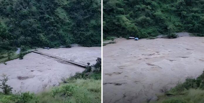 बाढ़ में पुल बह गया
