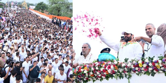 मुख्यमंत्री नायब सैनी प्रतिभागियों पर पुष्प वर्षा करते हुए