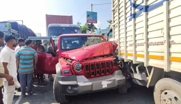 कंटेनर की टक्कर से क्षतिग्रस्त वाहन