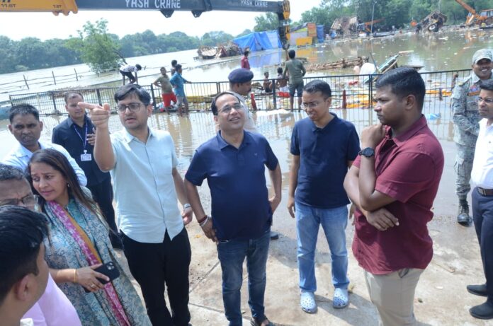 बाढ़ प्रभावित क्षेत्रों का निरीक्षण करते कलेक्टर गौरव सिंह, पुलिस उपायुक्त (पश्चिम) रॉबिन्सन गुड़िया एवं अन्य अधिकारी