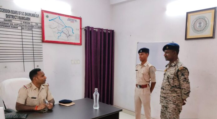 चौकीदारों को निर्देश देते प्रभारी