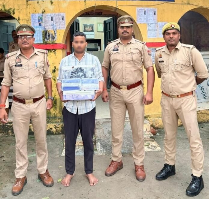 पुलिस की वर्दी पहनकर व्यापारियों से वसूली करने वाला गिरफ्तार