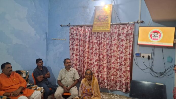 प्रधानमंत्री के मन की बात कार्यक्रम देखते हुए यमुनापार जिला अध्यक्ष राजेश शुक्ला का छाया चित्र