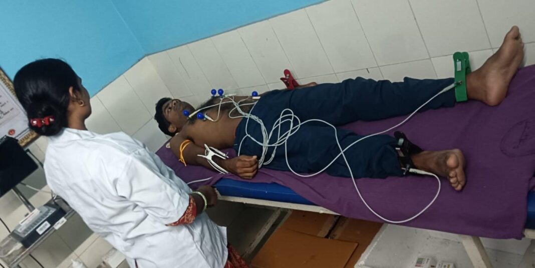 जांच करते चिकित्सक