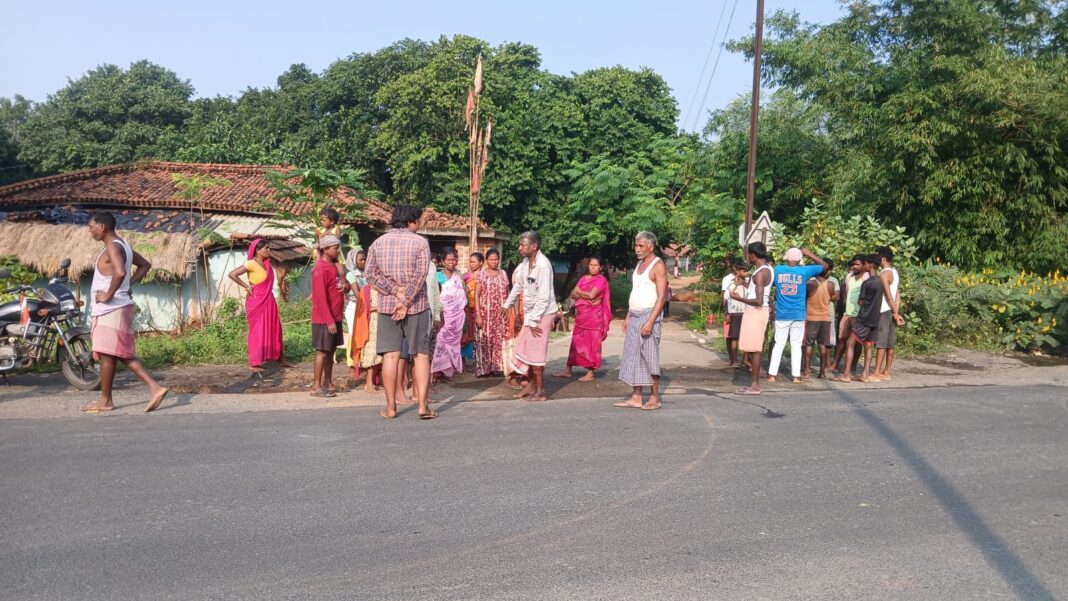 घटनास्थल पर जुटी ग्रामीणों की भीड़ घटनास्थल पर जुटी ग्रामीणों की भीड़