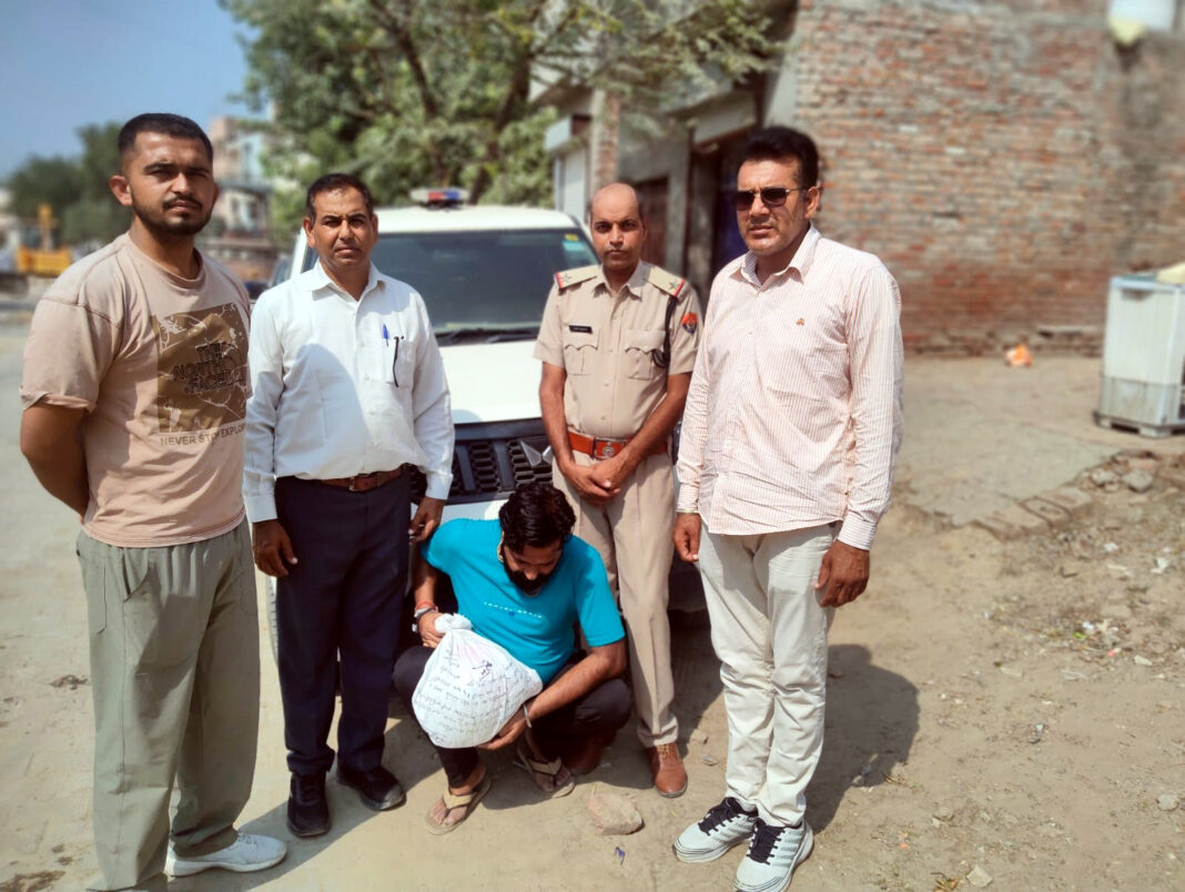 पकड़ा गया गांजा पत्ती तस्कर।