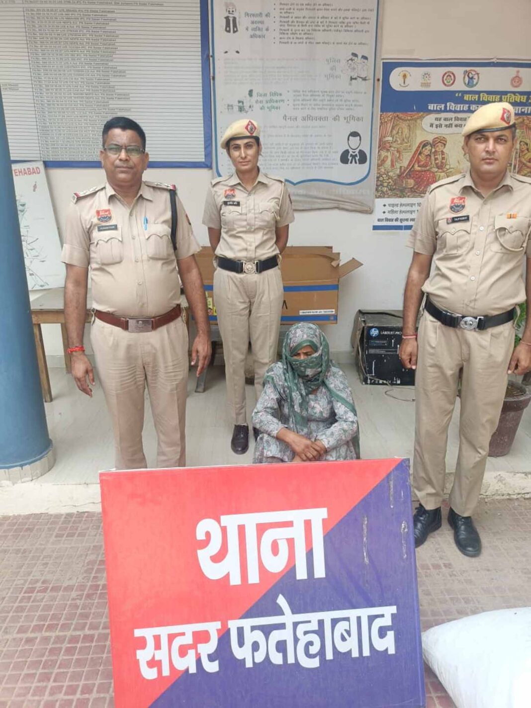 फतेहाबाद। डोडा पोस्त सहित गिरफ्तार महिला। फतेहाबाद। डोडा पोस्त सहित गिरफ्तार महिला।
