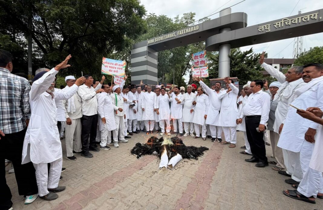 फतेहाबाद। लघु सचिवालय के बाहर मुख्य चुनाव आयुक्त का पुतला फूंकते कांग्रेसी।
