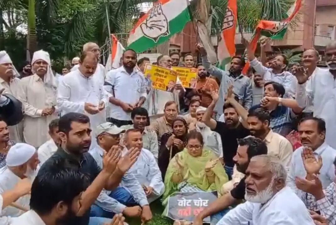 प्रदर्शन करते हुए काग्रेंस कमेटी के पदाधिकारी प्रदर्शन करते हुए काग्रेंस कमेटी के पदाधिकारी