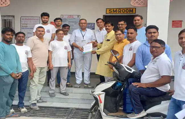 ज्ञापन सौंपते हुए दैनिक रेलयात्री जागरूक मंच के सदस्य।