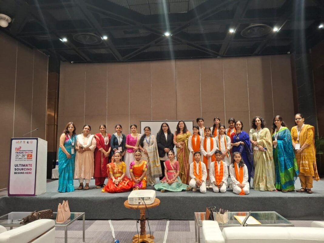 इंटरनेशनल ट्रेड शो में 300 जेन जी-जेन अल्फा के बीच कला-संस्कृति का ‘मुकाबला’। 28 से अधिक स्कूलों के विद्यार्थियों ने नृत्य-संगीत, चित्रकला और हस्तशिल्प में दिखाई प्रतिभा इंटरनेशनल ट्रेड शो में 300 जेन जी-जेन अल्फा के बीच कला-संस्कृति का ‘मुकाबला’। 28 से अधिक स्कूलों के विद्यार्थियों ने नृत्य-संगीत, चित्रकला और हस्तशिल्प में दिखाई प्रतिभा