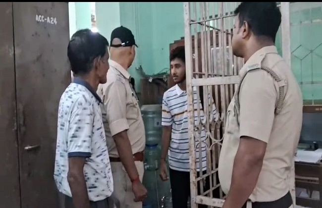 छात्र से पूछताछ करती पुलिस छात्र से पूछताछ करती पुलिस