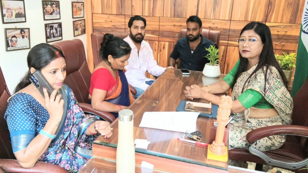भुक्तभोगी परिजनों से बात करते सांसद महुआ माजी सहित अन्य भुक्तभोगी परिजनों से बात करते सांसद महुआ माजी सहित अन्य