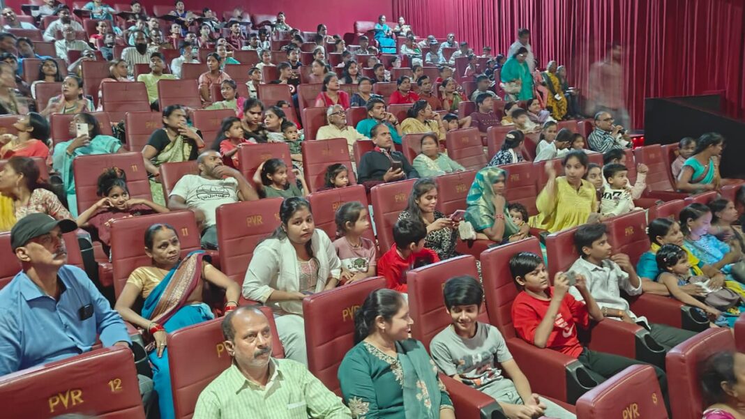 सेवा संकल्प अभियान के तहत पीवीआर प्रयागराज में लगातार हो रही विशेष स्क्रीनिंग, बच्चों से बुजुर्गों तक दिख रहा उत्साह सेवा संकल्प अभियान के तहत पीवीआर प्रयागराज में लगातार हो रही विशेष स्क्रीनिंग, बच्चों से बुजुर्गों तक दिख रहा उत्साह