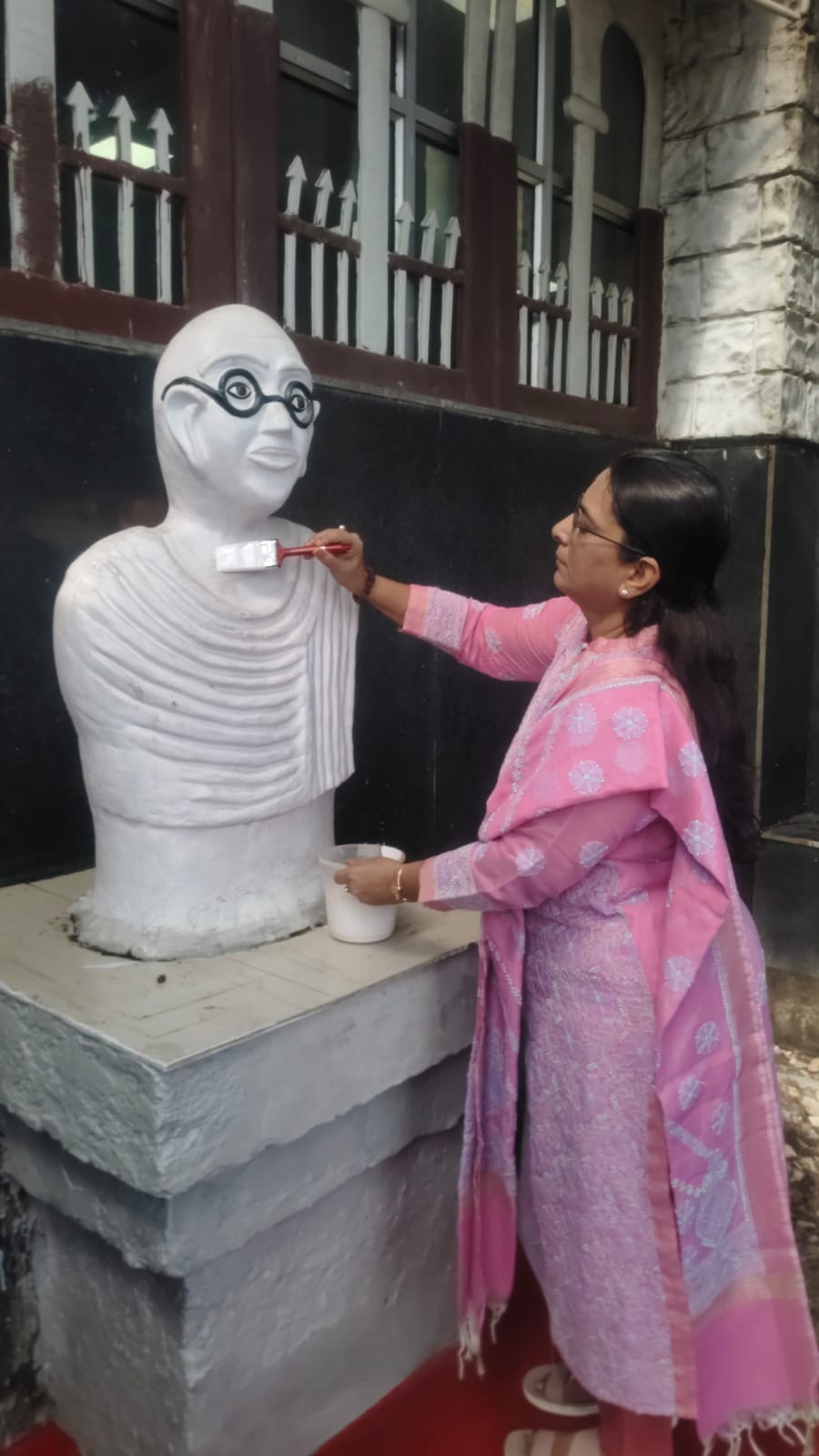 हरिद्वार रेलवे स्टेशन पर महात्मा गांधी की प्रतिमा पर पेंटिंग करती मंडल रेल प्रबंधक विनीता श्रीवास्तव। हरिद्वार रेलवे स्टेशन पर महात्मा गांधी की प्रतिमा पर पेंटिंग करती मंडल रेल प्रबंधक विनीता श्रीवास्तव।