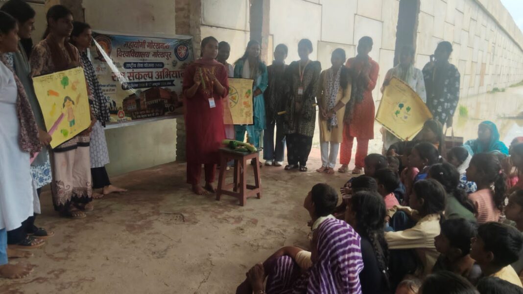 बालापार गांव में एनीमिया जागरूकता रैली निकालतीं एमजीयू की स्वयंसेविकाएं। बालापार गांव में एनीमिया जागरूकता रैली निकालतीं एमजीयू की स्वयंसेविकाएं।