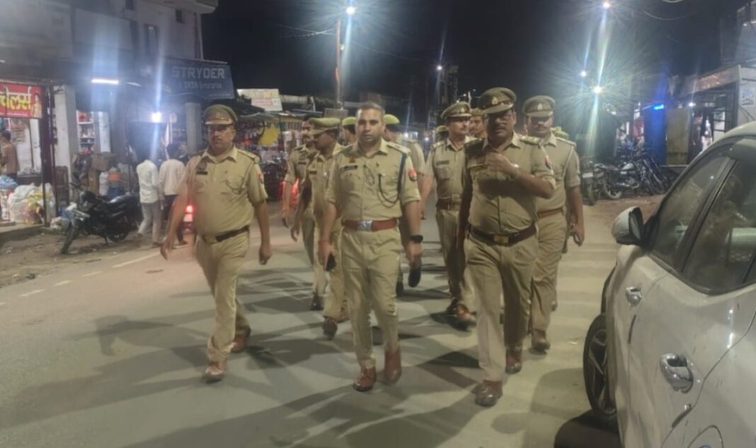 कैम्पियरगंज में पैदल गश्त के दौरान सुरक्षा व्यवस्था का जायजा लेते एसपी उत्तरी राजेश गुनावत, साथ में प्रभारी निरीक्षक अरविन्द कुमार सिंह।