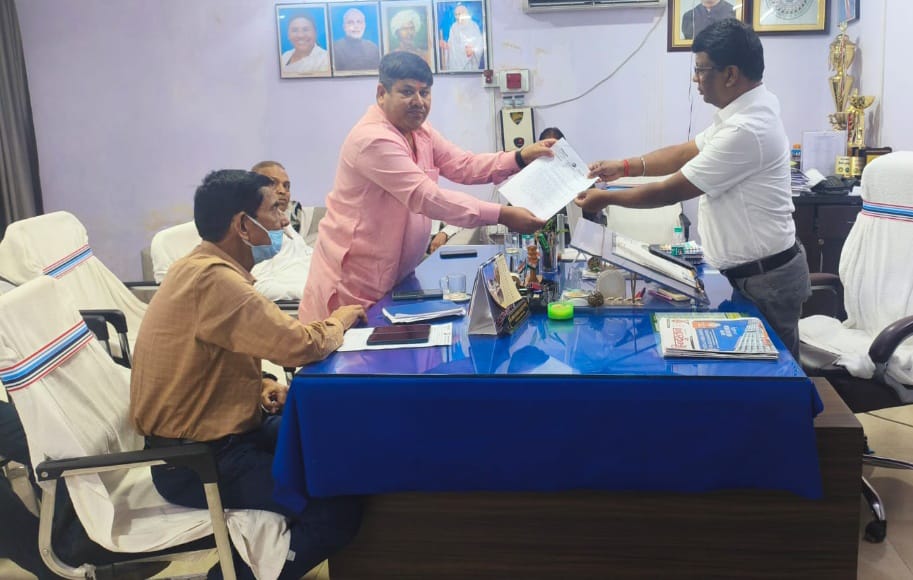 ज्ञापन सौंपते हुए अजय राय सहित अन्य