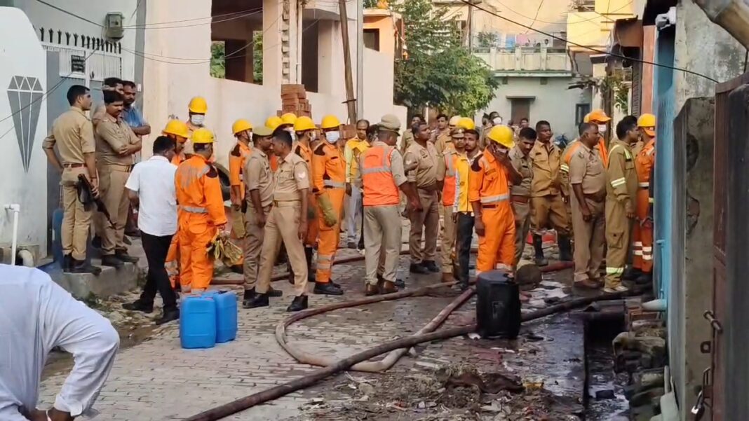 मोहनलालपुर में तारपीन के तेल के गोदाम में लगी भीषण आग बुझाते दमकलकर्मी।