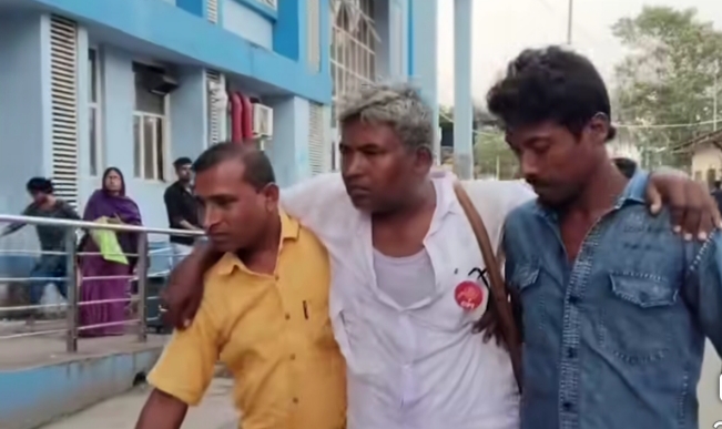 शांतिगोपाल गिरि को अस्पताल ले जाते हुए शांतिगोपाल गिरि को अस्पताल ले जाते हुए