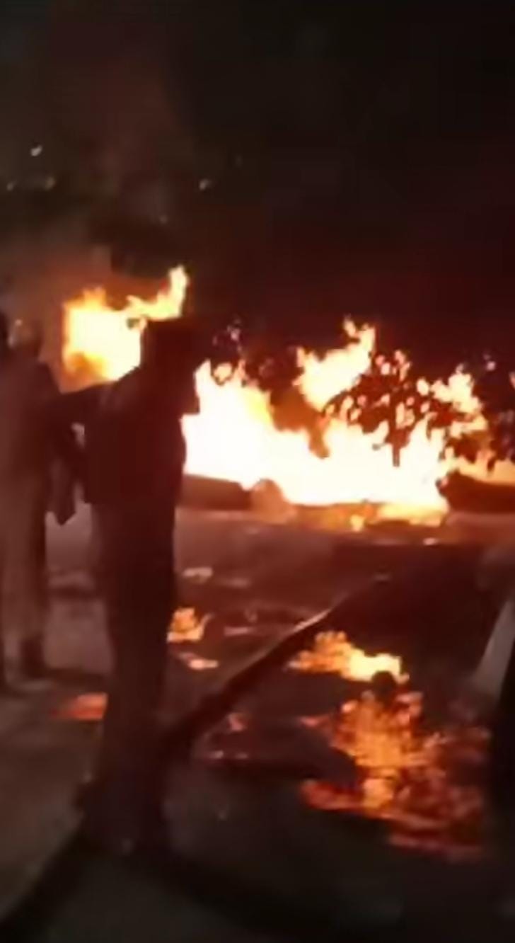 आईजीएल की गैस पाइपलाइन हुई लीक से लगी आग आईजीएल की गैस पाइपलाइन हुई लीक से लगी आग