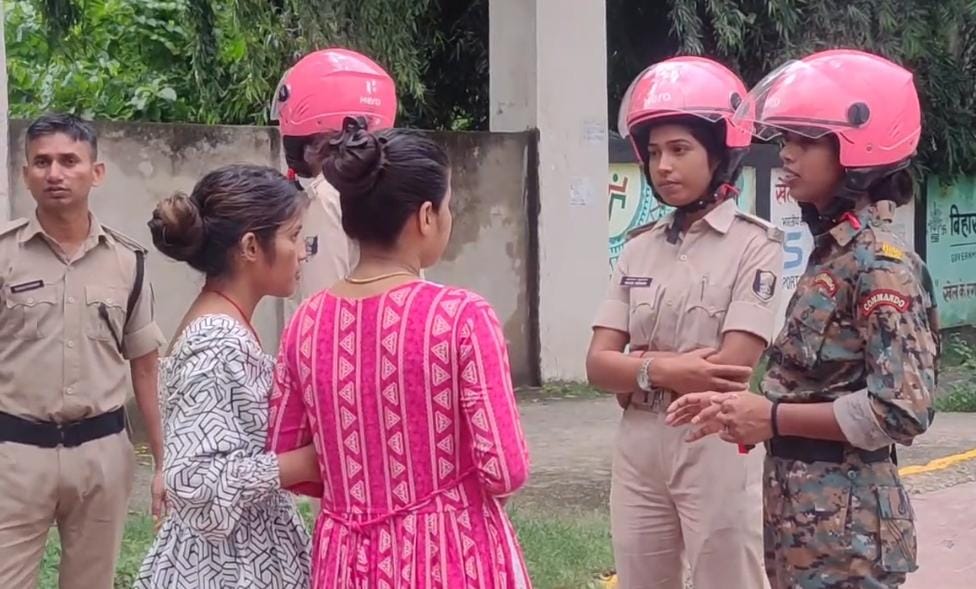लड़कियों से बातचीत करती महिला पुलिस लड़कियों से बातचीत करती महिला पुलिस