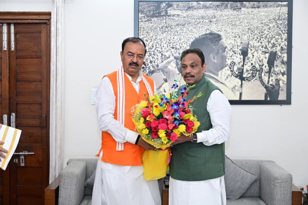 उप मुख्यमंत्री केशव प्रसाद मौर्य ने भाजपा प्रदेश प्रभारी विनोद तावड़े से की शिष्टाचार भेंट उप मुख्यमंत्री केशव प्रसाद मौर्य ने भाजपा प्रदेश प्रभारी विनोद तावड़े से की शिष्टाचार भेंट