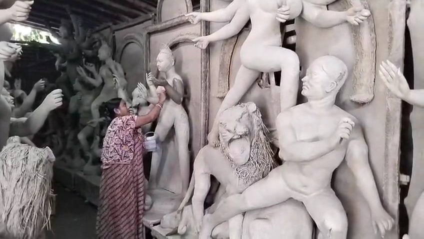 दुर्गा प्रतिमा को अंतिम रूप देने में जुटी चारु दुर्गा प्रतिमा को अंतिम रूप देने में जुटी चारु