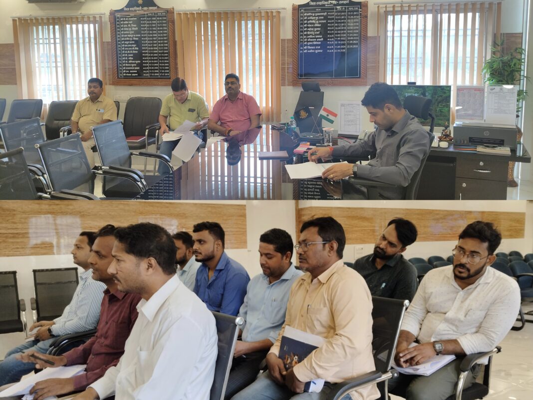 लंबित विकास योजनाओं में तेजी लाएं, बाधाओं का तत्काल करें समाधान : डीएम लंबित विकास योजनाओं में तेजी लाएं, बाधाओं का तत्काल करें समाधान : डीएम