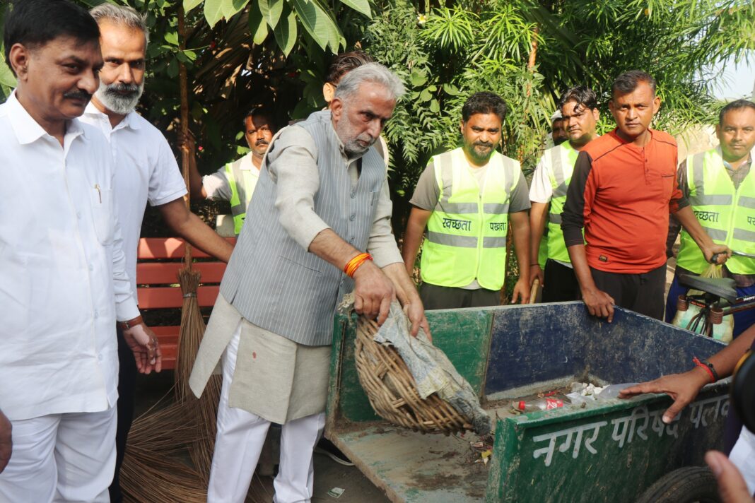 केंद्रीय सहकारिता मंत्री ने सफाई कर दिया स्वच्छता ही सेवा का संदेश केंद्रीय सहकारिता मंत्री ने सफाई कर दिया स्वच्छता ही सेवा का संदेश