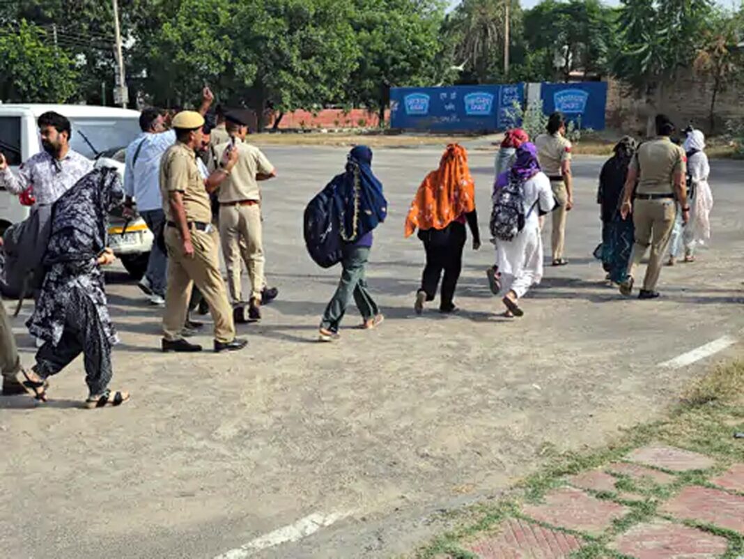 फतेहाबाद। स्पा सेंटर से बरामद लड़कियों को लेकर जाती पुलिस टीम। फतेहाबाद। स्पा सेंटर से बरामद लड़कियों को लेकर जाती पुलिस टीम।