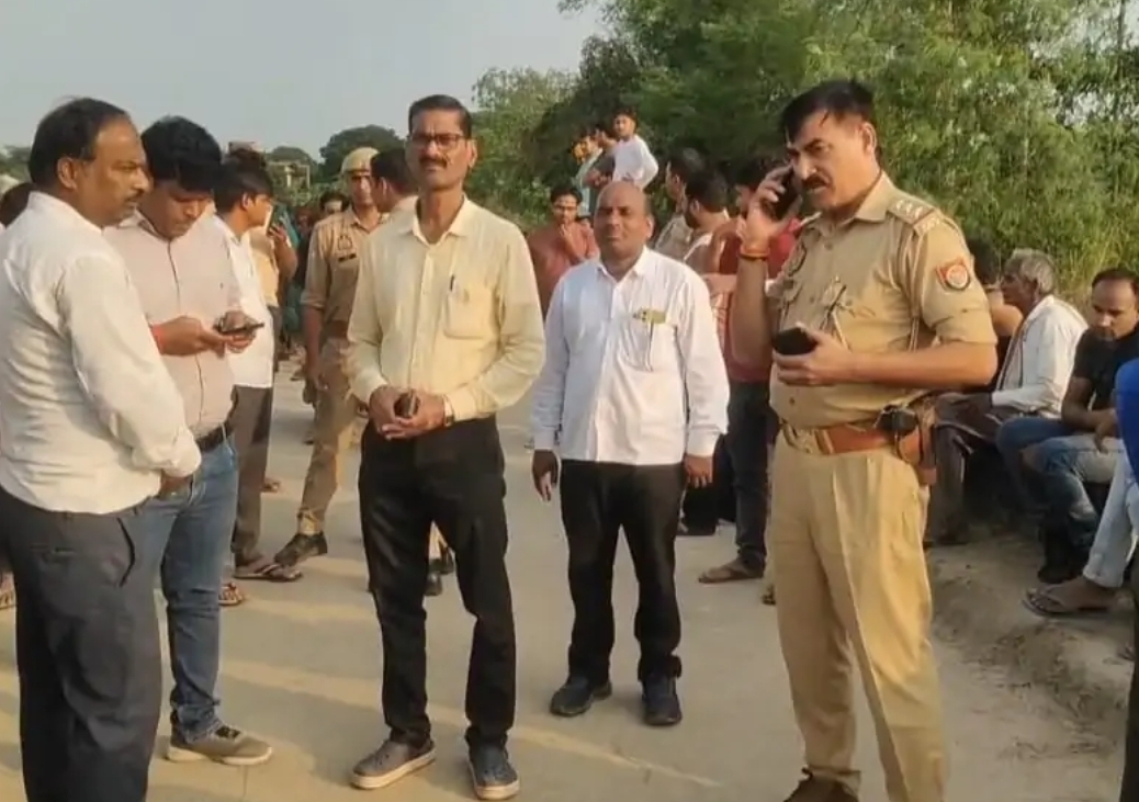 फोटो। घटना स्थल पर मौजूद अधिकारीगण फोटो। घटना स्थल पर मौजूद अधिकारीगण