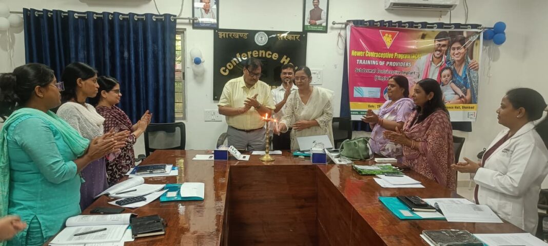 दीप प्रज्वलित कर प्रशिक्षण शिविर का शुभारंभ करते सिविल सर्जन एवं अन्य चिकित्सक