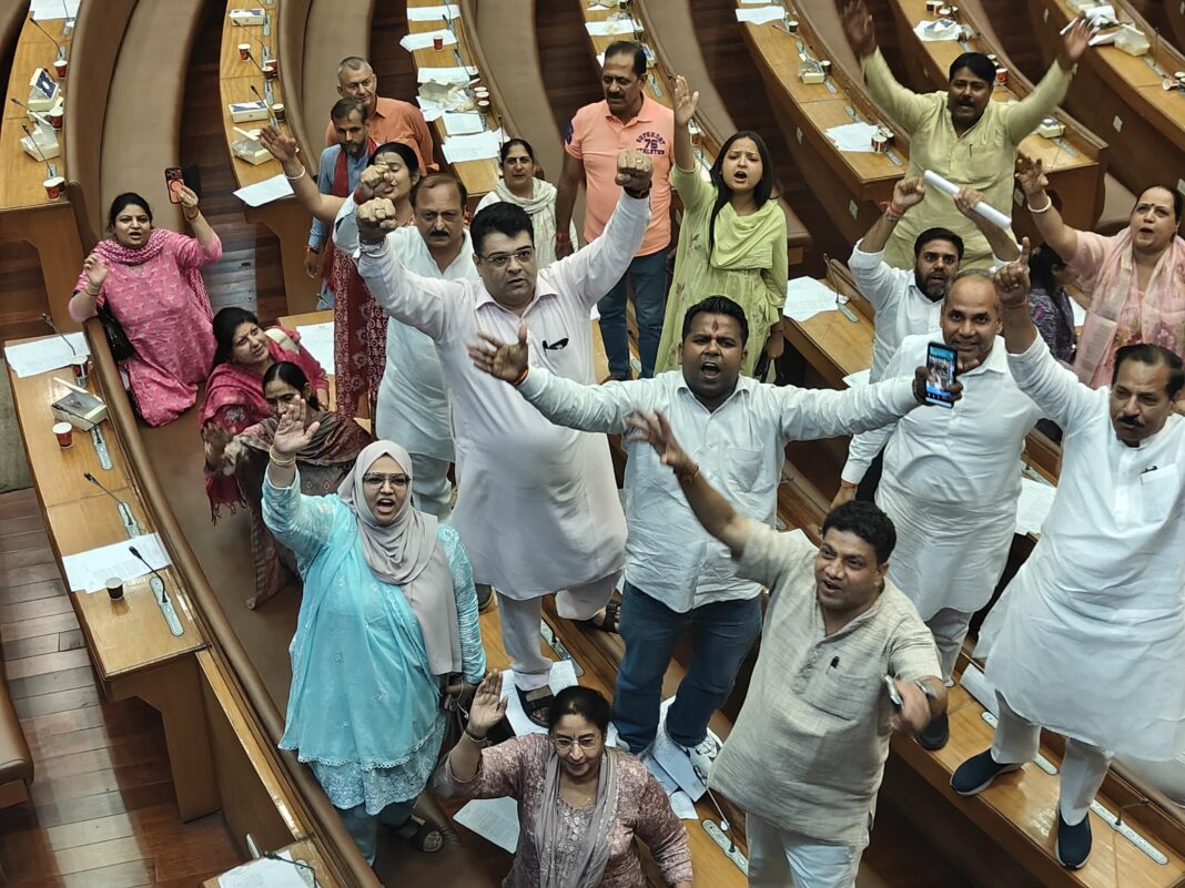 आम आदमी पार्टी एमसीडी में प्रदर्शन करते हुए। आम आदमी पार्टी एमसीडी में प्रदर्शन करते हुए।
