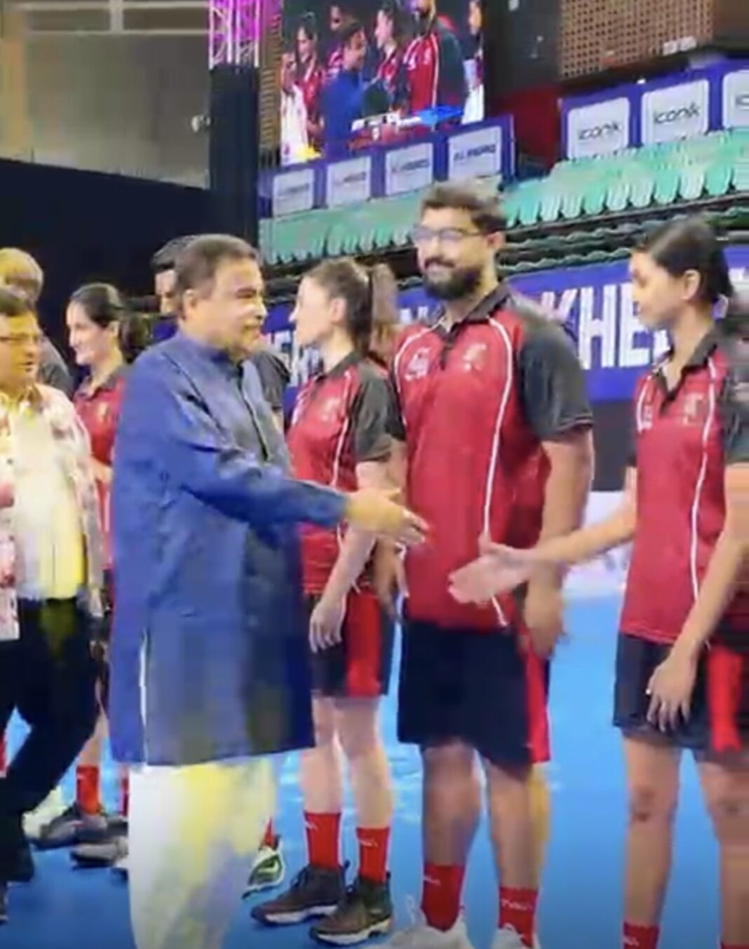 नई दिल्ली में आयोजित कोर्फबॉल प्रीमियर लीग के दौरान खिलाड़ियों से मुलाकात करते केंद्रीय मंत्री नितिन गडकरी। नई दिल्ली में आयोजित कोर्फबॉल प्रीमियर लीग के दौरान खिलाड़ियों से मुलाकात करते केंद्रीय मंत्री नितिन गडकरी।