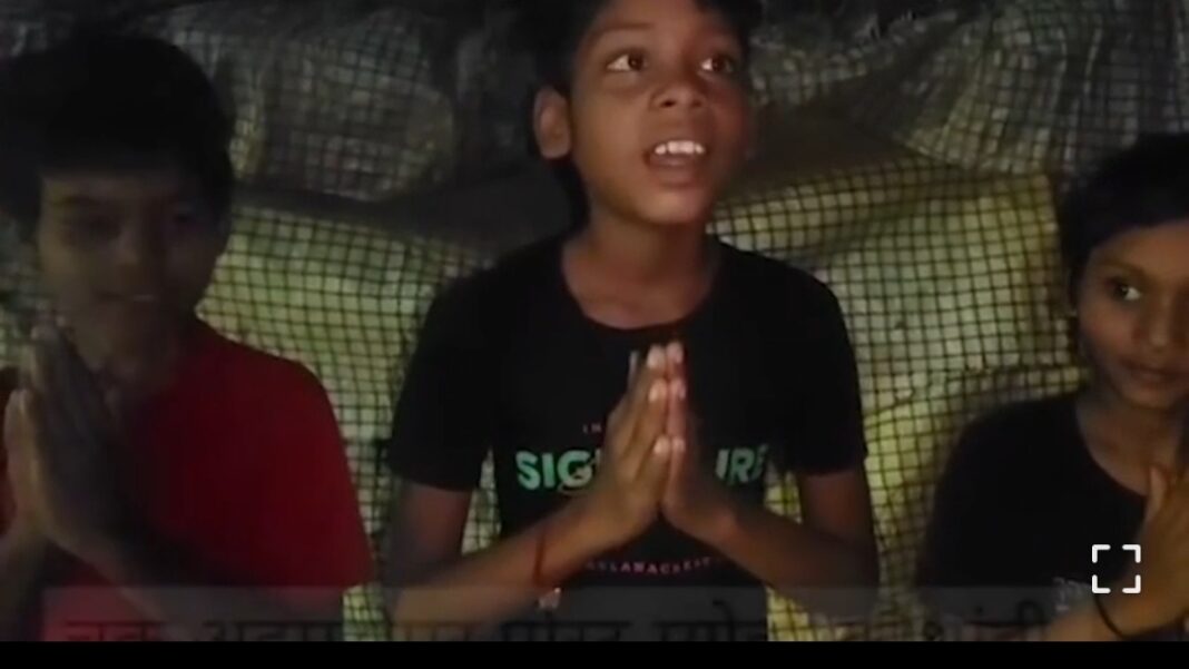 बच्चों की मांग से पहले और मांग पूरी होने के बाद की तस्वीर बच्चों की मांग से पहले और मांग पूरी होने के बाद की तस्वीर