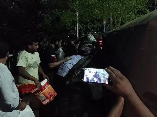 भोपाल में सोयाबीन तेल से भरा टैंकर पलटा भोपाल में सोयाबीन तेल से भरा टैंकर पलटा